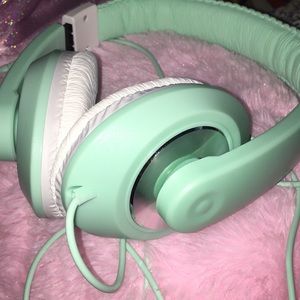 Selling this brand new unused headphones